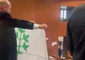 Sigaro in bocca e bandiera di A Innantis!, “Inno oltraggiato in consiglio regionale, grave il silenzio della Todde”