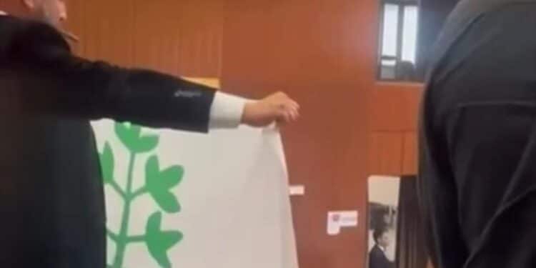 Sigaro in bocca e bandiera di A Innantis!, “Inno oltraggiato in consiglio regionale, grave il silenzio della Todde”
