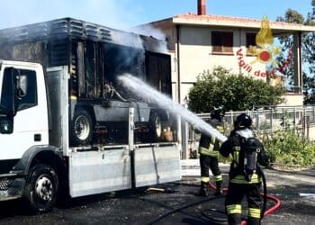 Capoterra, va a fuoco un motocompressore su un autocarro: i vigili del fuoco evitano il peggio