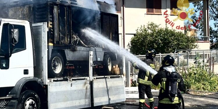 Capoterra, va a fuoco un motocompressore su un autocarro: i vigili del fuoco evitano il peggio