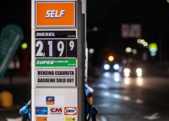 Crolla il prezzo del petrolio ma in Sardegna il costo della benzina resta fuori controllo e continua a salire