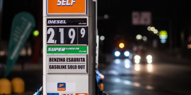 Crolla il prezzo del petrolio ma in Sardegna il costo della benzina resta fuori controllo e continua a salire