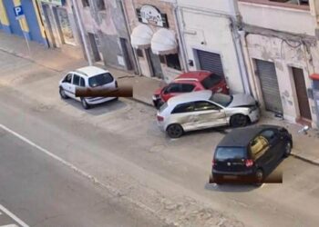 Malamovida a Cagliari, ragazzini ubriachi a Sant’Avendrace travolgono le auto in sosta davanti al Mamma Bistrot