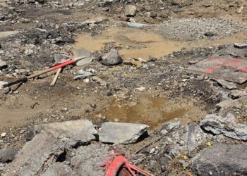 Monserrato in tilt, in via Cesare Cabras una radice di un pino spacca la condotta idrica: lavori al rallenty, Locci avvisa i cittadini