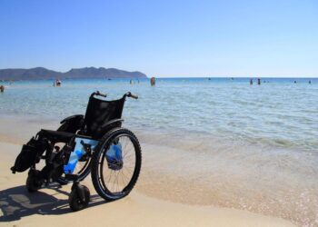 Spiagge sarde vietate ai disabili: “Mai arrivati dalla Regione ai Comuni i 4,5 milioni per rendere accessibili lidi e accesso al mare”