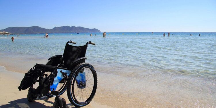 Spiagge sarde vietate ai disabili: “Mai arrivati dalla Regione ai Comuni i 4,5 milioni per rendere accessibili lidi e accesso al mare”