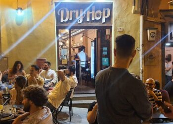 La guerra dei tavolini a Cagliari, Dry Hop ora si difende: “Nessuna evasione Tari, solo una voltura in corso”