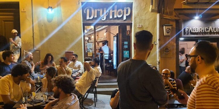 La guerra dei tavolini a Cagliari, Dry Hop ora si difende: “Nessuna evasione Tari, solo una voltura in corso”