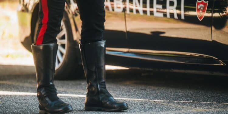 Tensione a Carbonia: i carabinieri intervengono per la musica troppo alta e li aggredisce, arrestata una 37enne