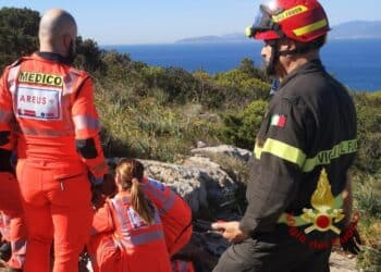 Calamosca, turista cade durante un’escursione: soccorsa dai vigili del fuoco