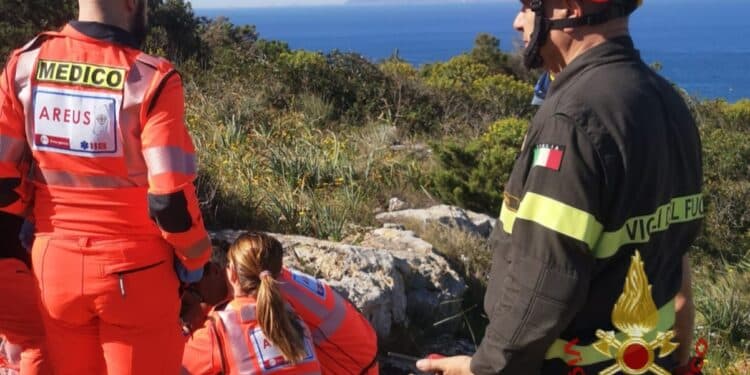 Calamosca, turista cade durante un’escursione: soccorsa dai vigili del fuoco
