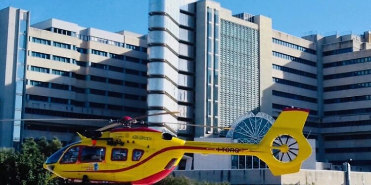 Si schianta con l’auto contro un palo: 40enne ricoverata in codice rosso al Brotzu di Cagliari