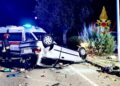 Incidente choc al Poetto, l’auto si ribalta e finisce dritta contro un lampione: cinque feriti in gravi condizioni