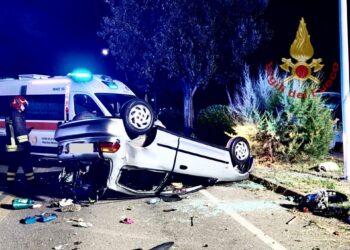 Incidente choc al Poetto, l’auto si ribalta e finisce dritta contro un lampione: cinque feriti in gravi condizioni