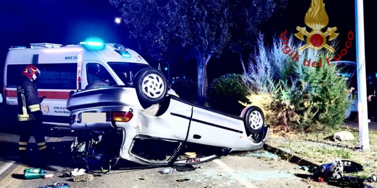 Incidente choc al Poetto, l’auto si ribalta e finisce dritta contro un lampione: cinque feriti in gravi condizioni