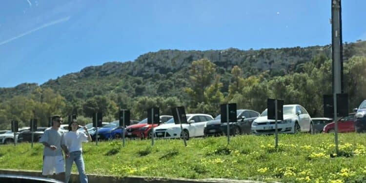 Pasquetta a Cagliari, boom di presenze al Poetto: parcheggi esauriti a Marina Piccola, affari record per i chioschi