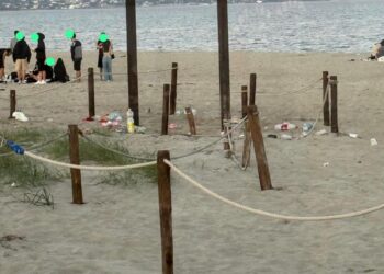 Pasquetta al Poetto tra rifiuti abbandonati e assenza di cestini: spiaggia nel caos, anticipo di inciviltà