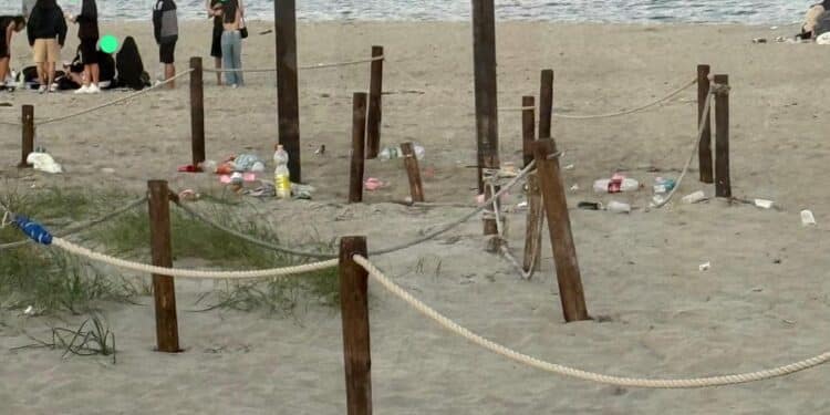 Pasquetta al Poetto tra rifiuti abbandonati e assenza di cestini: spiaggia nel caos, anticipo di inciviltà