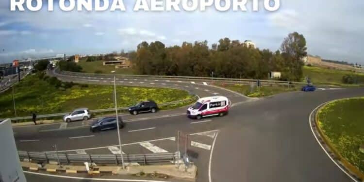 Caos e pericoli alla rotonda dell’aeroporto di Elmas: ecco i furbetti che attendono in sosta vietata per non pagare