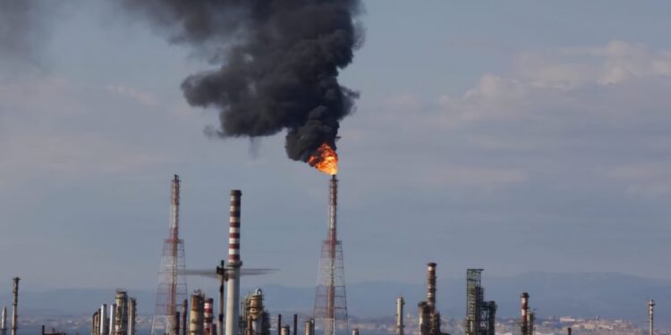 Sarroch, il diesel prodotto potrebbe andare all’estero: la possibile beffa, “il Ceo convocato da Trump”