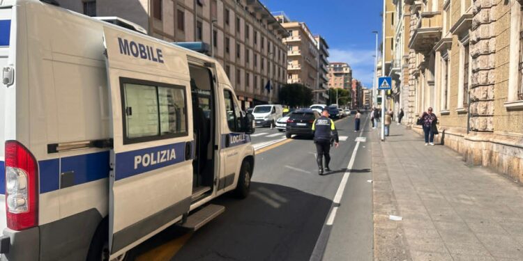 Cagliari, investita sulle strisce da un’auto contromano in via Sonnino