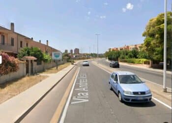 Caos traffico, il gran ballo di via Vesalio a Cagliari: lavori finiti, ma si viaggia a una sola corsia con la pista ciclabile che si espande con cordolo