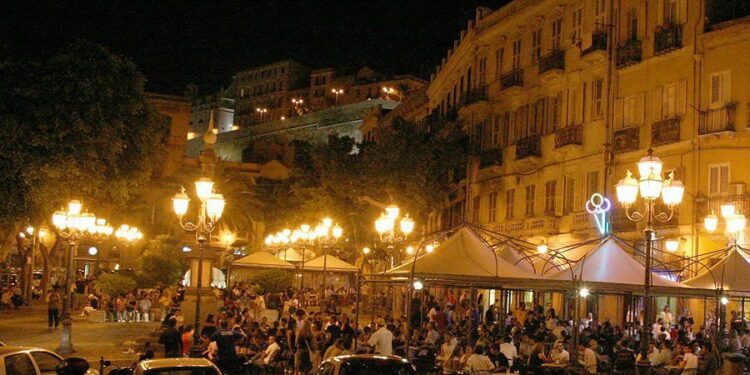 Movida a Cagliari, ora cambia tutto: tavolini sino alle 3 e steward in strada per combattere la delinquenza