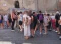 Cagliari, Torre dell’Elefante assediata dai turisti e disagi per i residenti: “Bloccano la strada e si arrabbiano se gli si fa notare che dovrebbero spostarsi”