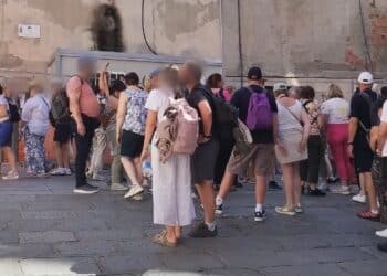 Cagliari, Torre dell’Elefante assediata dai turisti e disagi per i residenti: “Bloccano la strada e si arrabbiano se gli si fa notare che dovrebbero spostarsi”