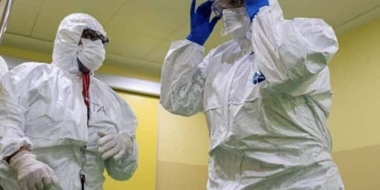 Sospetto caso di Ebola al Ss. Trinitá, in corso accertamenti: attivato il protocollo di biocontenimento