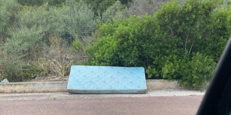 Sant’Anna Arresi, un materasso abbandonato a bordo strada: “Colpa dei turisti? No, dei residenti”