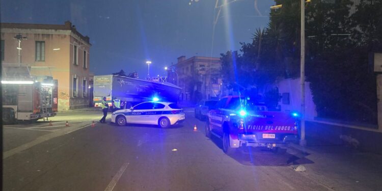 Cagliari, semirimorchio si rovescia durante una svolta: bloccato il viale La Playa