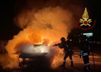 Cagliari, auto in fiamme sulla Ss 554: il conducente riesce a uscire dall’abitacolo e a chiamare i soccorsi
