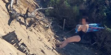 Inciviltà a Chia, ginepri secolari scambiati per ombrelloni: teli e attrezzature legati alle piante