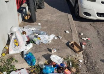 Cagliari, cumuli di rifiuti e sporcizia in via Venturi dopo le file dei migranti per il permesso di soggiorno