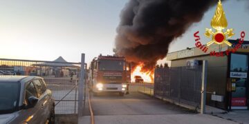 Fiamme nei pressi dell’aeroporto di Alghero, distrutte 80 auto in un parcheggio