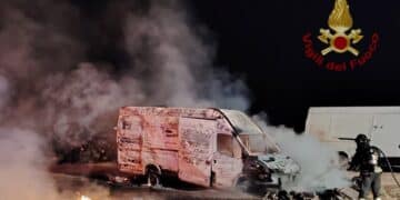 Auto e furgoni in fiamme a Selargius, notte di lavoro per i vigili del fuoco