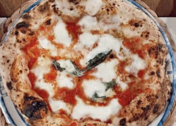 Pirri, la crisi dei costi colpisce anche le pizze: il gesto di trasparenza dei titolari di un locale che annunciano l’aumento dei prezzi conquista i clienti