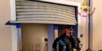 Quartu, incendio in un negozio d’arte di via Cagliari: danneggiati quadri e materiali (VIDEO)