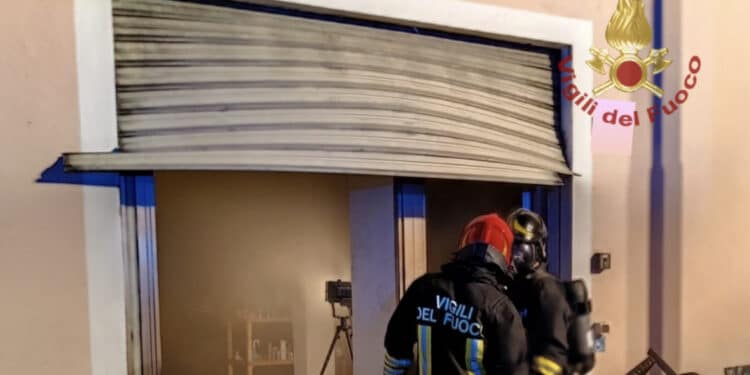 Quartu, incendio in un negozio d’arte di via Cagliari: danneggiati quadri e materiali (VIDEO)