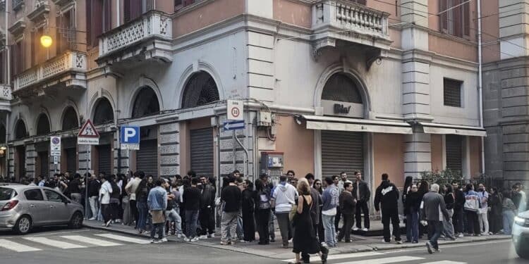 Cagliari, apre la pizzeria di Capuano in piazza del Carmine: fila chilometrica per mangiare gratis