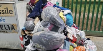 Cagliari, degrado ai cassonetti degli abiti usati: “Sacchi ovunque da giorni”