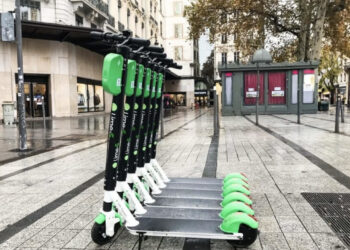 Monopattini elettrici, anche a Cagliari scatta l’obbligo della targa: multe fino a 400 euro