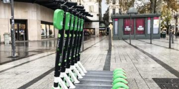 Monopattini elettrici, anche a Cagliari scatta l’obbligo della targa: multe fino a 400 euro