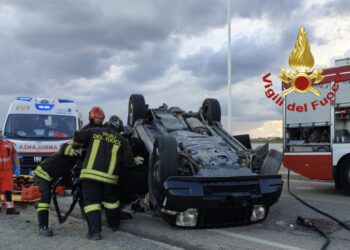 Quartu, scontro fra due auto in viale Poetto: conducente rimasto incastrato fra le lamiere