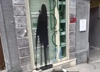 Cagliari, vandalizzata la vetrina di un’orologeria di Via Manno: “Scegliamo di andare avanti”