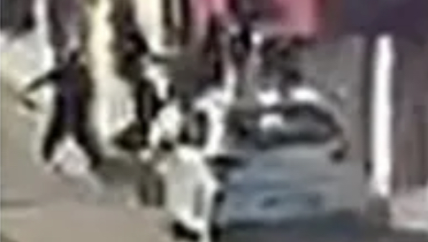 Travolge dei pedoni con l’auto e tenta di fuggire, un passante lo ferma e viene accoltellato: “Un eroe”