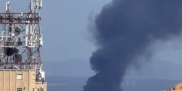 Cagliari, una gigantesca colonna di fumo nero nella zona verso l’aeroporto