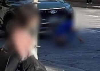 Cagliari, donna accovacciata mezza nuda in via Roma davanti ai passanti: “Dobbiamo vergognarci di essere arrivati a questo”