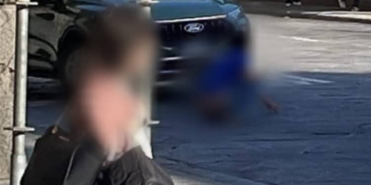 Cagliari, donna accovacciata mezza nuda in via Roma davanti ai passanti: “Dobbiamo vergognarci di essere arrivati a questo”